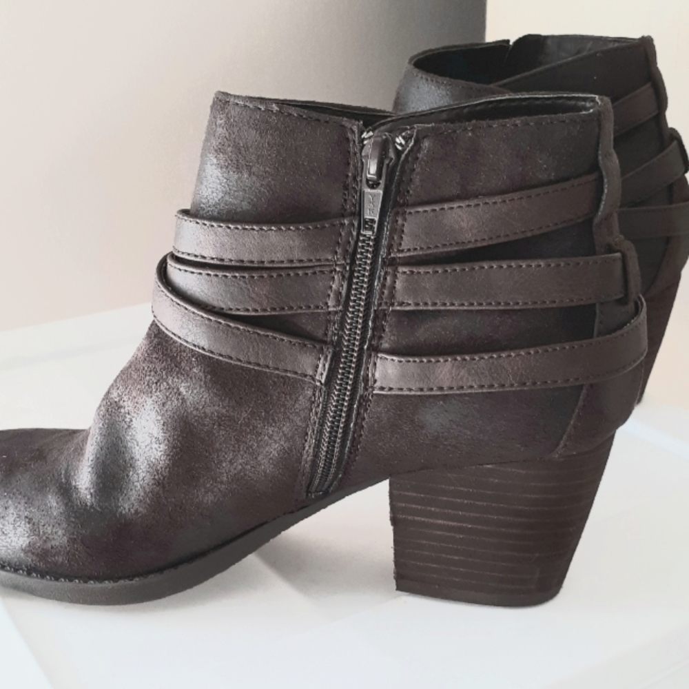 Woman,s Boots zips at the Ankle Brown Suede..